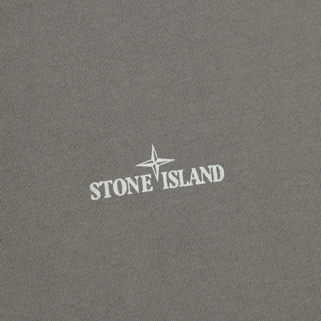 🅿️480 Stone Island 25FW reflective letter round neck sweatshirt is made of high-quality pure cotton fabric, which is not only soft to the touch, without any itch when close to the skin, but also has excellent performance. Moreover, the fabric has been specially treated to be wear-resistant and can still maintain good shape and color after multiple washes. The classic round neck design is simple and elegant, adapting to various face shapes and facial lines. The exquisite stitching on the cuffs and hem demonstrates the brand's ultimate pursuit of details. It is strong and durable and will not easily come off. Size: S-XL